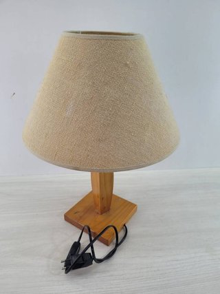 LÁMPARA CON BASE DE MADERA