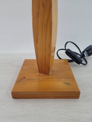 LÁMPARA CON BASE DE MADERA