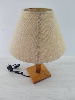 LÁMPARA CON BASE DE MADERA