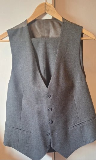 Traje de hombre gris tres piezas T56