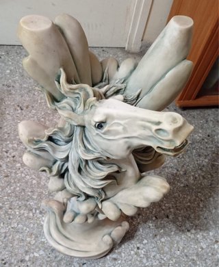 Mesa auxiliar caballo piedra (falta cristal )