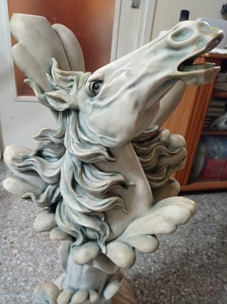 Mesa auxiliar caballo piedra (falta cristal )