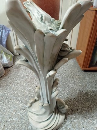 Mesa auxiliar caballo piedra (falta cristal )