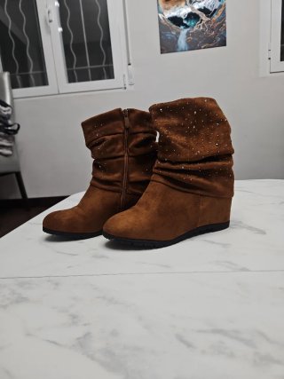 Botas cuña marrones con pedrería