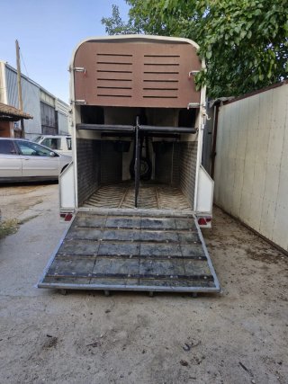 Remolque caballos  Para 2 caballos  De fibra