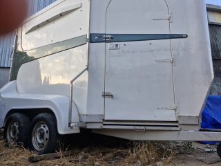 Remolque caballos  Para 2 caballos  De fibra
