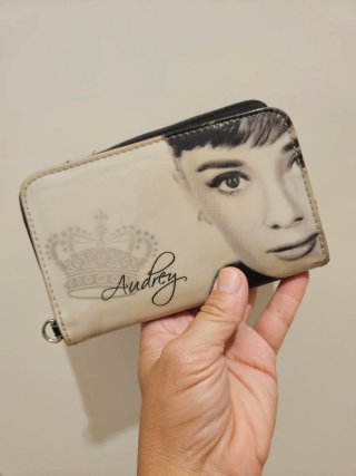 Regalo esta cartera por compra...