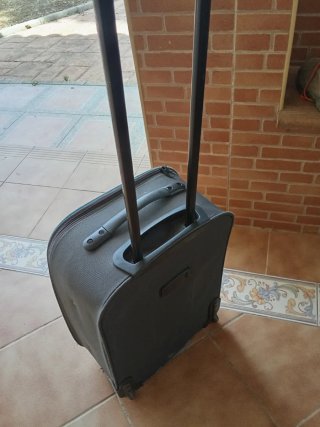 Maleta de viaje negra y azul