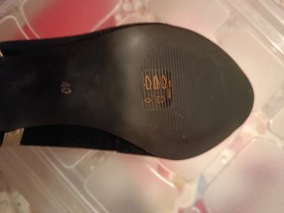Zapatos de tacón negros y dorados