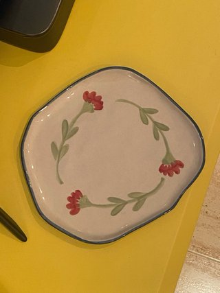 Piatto di ceramica con fiori dipinti