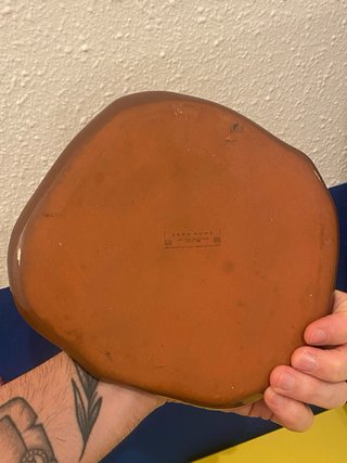 Piatto di ceramica con fiori dipinti