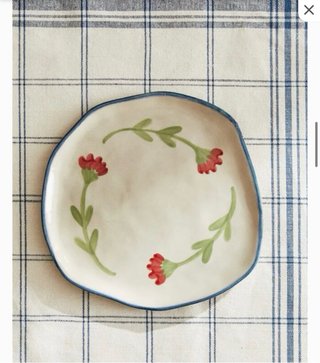 Piatto di ceramica con fiori dipinti