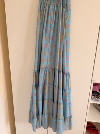 Vestido largo azul con tirantes