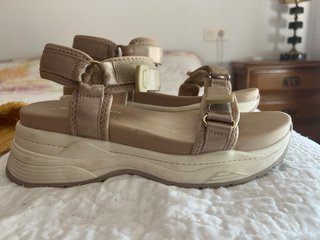 Sandalias Beige y Doradas Plataforma