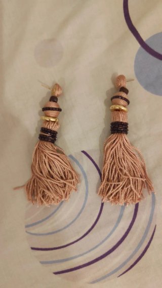 Pendientes largos beige y dorados