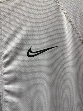 Chaqueta Deportiva Nike Gris con Capucha