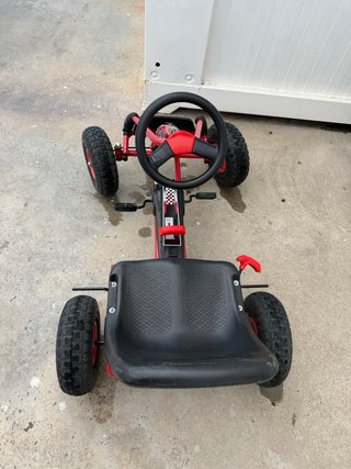 Kart a pedales rojo
