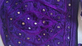 Bolso morado con espejitos bordados.Artesania.
