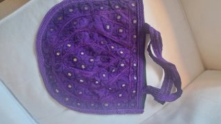 Bolso morado con espejitos bordados.Artesania.