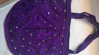 Bolso morado con espejitos bordados.Artesania.