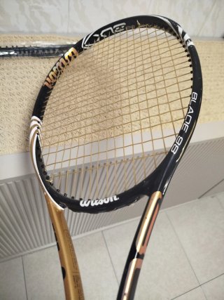 Raqueta Wilson Blade 98. Regalo Canutillos Wilson