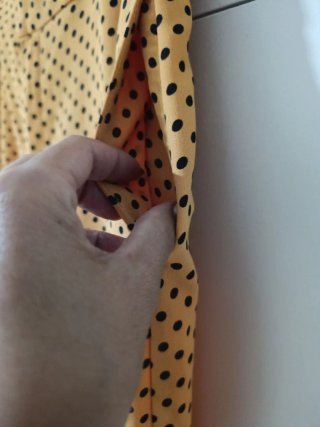 Pantalón amarillo lunares negros