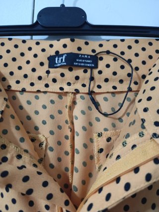 Pantalón amarillo lunares negros