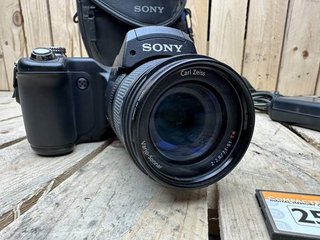 Fotocamera Sony DSC-F828 + Scheda 256MB + Custodia