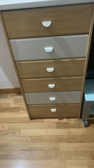 Cajonera de madera beige y blanca