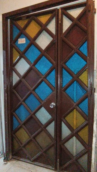 Puerta de hierro con cristales de colores
