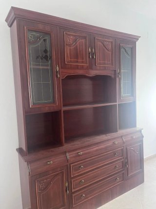 Mueble de madera con vitrinas