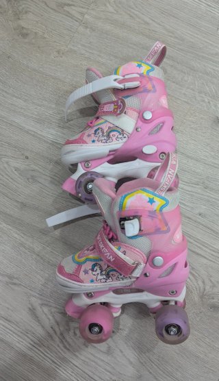 Patines rosas con casco y protecciones
