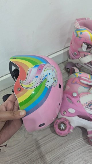 Patines rosas con casco y protecciones