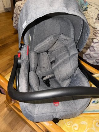 Silla de coche para bebé gris se regala