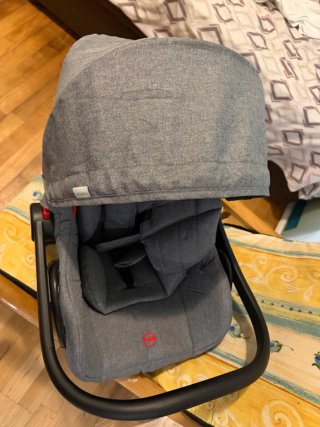 Silla de coche para bebé gris se regala