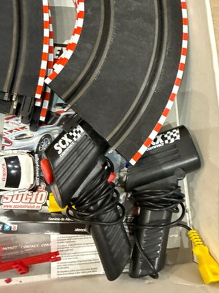 Scalextric Compact Fire Wheels 1:43 con 4 mandos