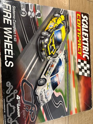 Scalextric Compact Fire Wheels 1:43 con 4 mandos