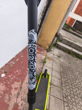 Patinete scooter amarillo con logo