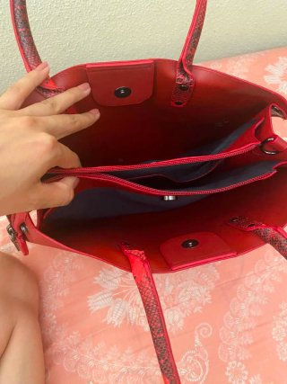 Bolso rojo con asas de serpiente