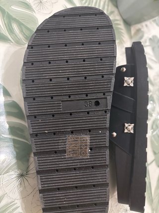 Chanclas 8€ negras con hebilla