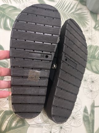 Chanclas 8€ negras con hebilla