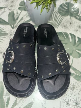 Chanclas 8€ negras con hebilla