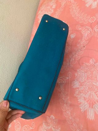 Bolso azul con detalles dorados