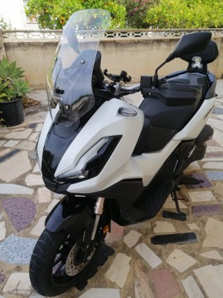 Honda ADV 350 Maxi Scooter Blanca
