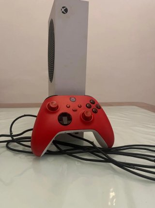 Xbox Series S + Mando Rojo