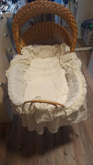 Moisés de caña con capota, en perfecto estado.