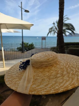 Sombrero tocado invitada flores azules