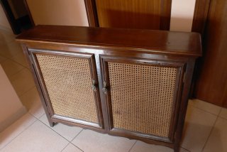 Armario antiguo de madera y ratán a restaurar