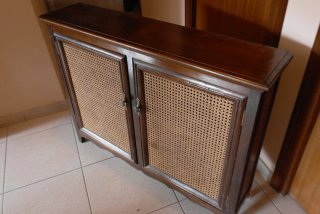 Armario antiguo de madera y ratán a restaurar