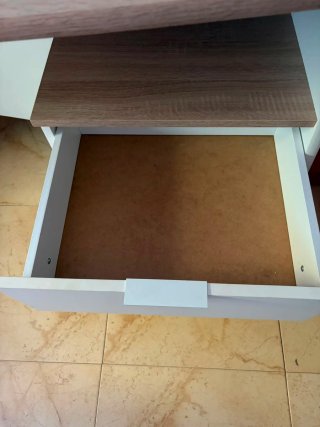 Escritorio grande blanco y madera con cajones